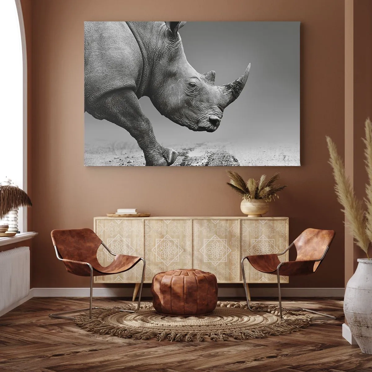 Obraz na plátne - Portrét nosorožca na pozadí sivej púšte - 70x50cm - Nezastaviteľná sila - Moderná nástenná dekorácia do obývacej izby a spálne ARTTOR