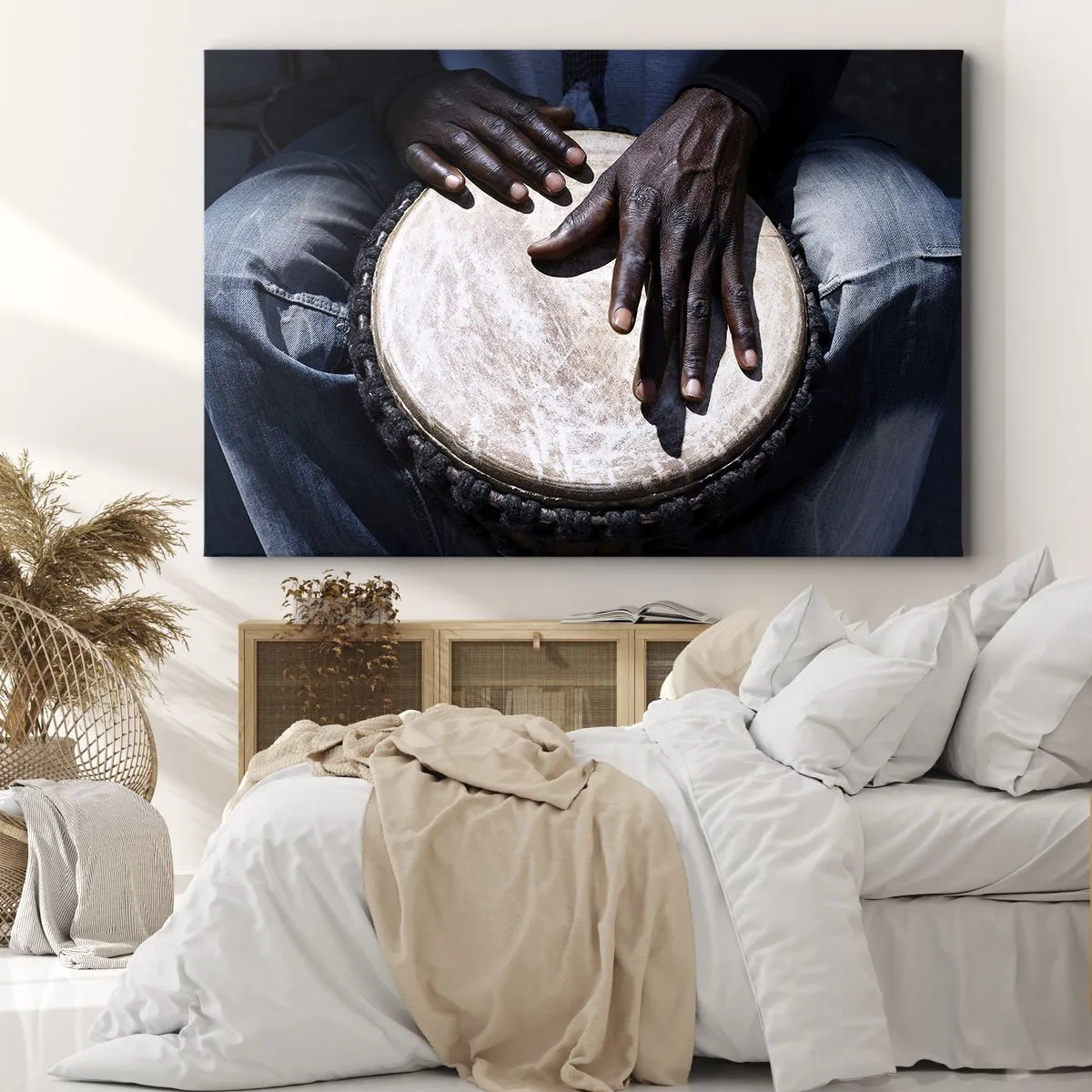 Obraz na plátne - Ruky hrajúce na bubon djembe v dynamickej kompozícii - 70x50cm - Žite vo svojom rytme - Moderná nástenná dekorácia do obývacej izby a spálne ARTTOR