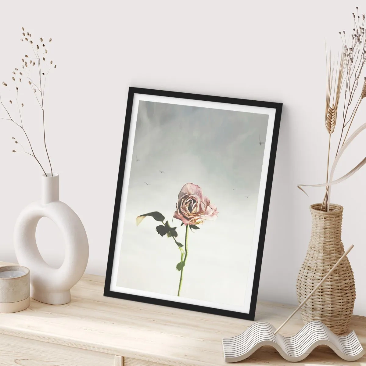Plagát v čiernom ráme - Jemná ruža na pozadí jemnej oblohy - 50x70cm - Vítanie jari - Moderná nástenná dekorácia do obývacej izby a spálne ARTTOR