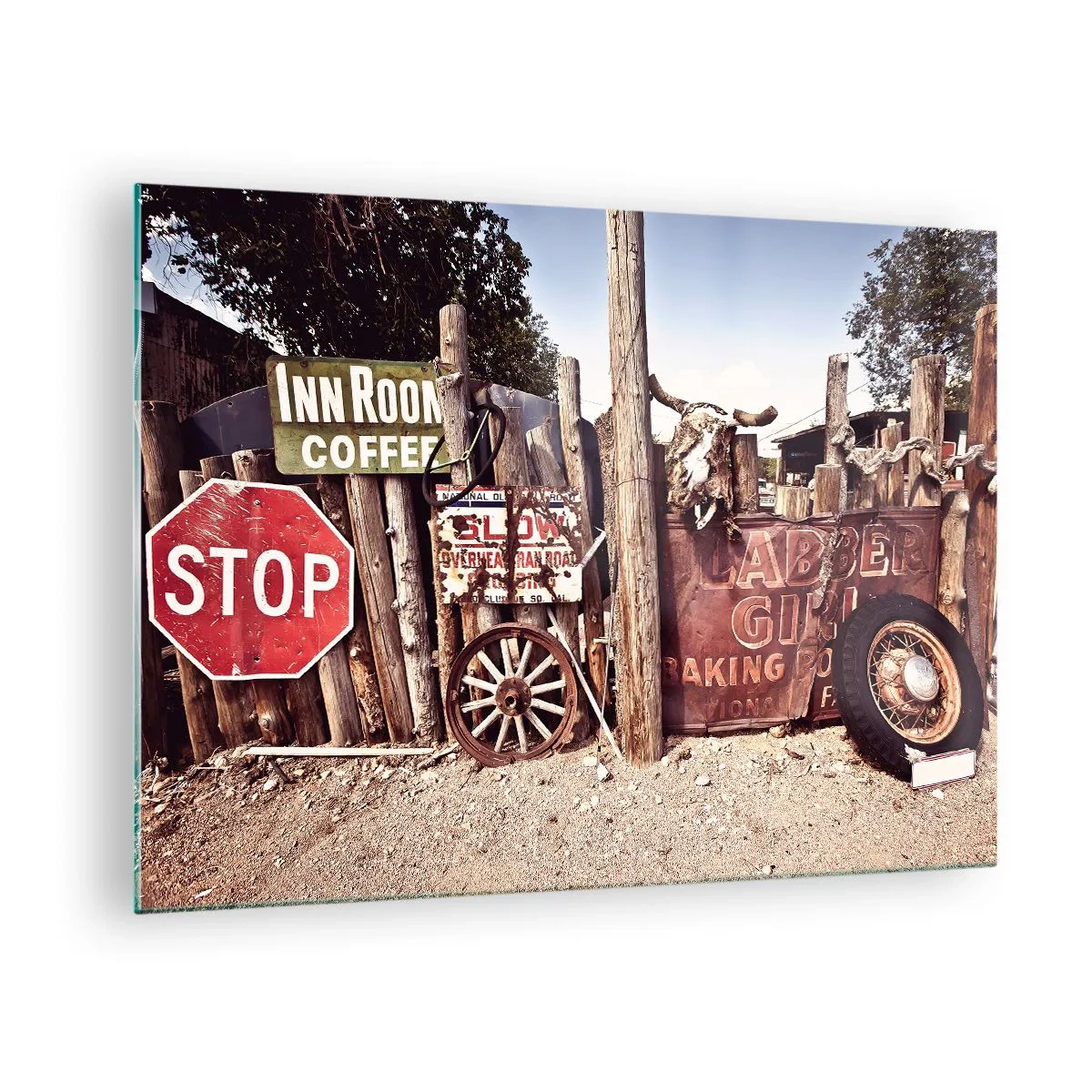 Obraz na skle - Drevený plot s vintage značkami a kolesami - 70x50cm - A čas sa zastavil - Moderná nástenná dekorácia do obývacej izby a spálne ARTTOR