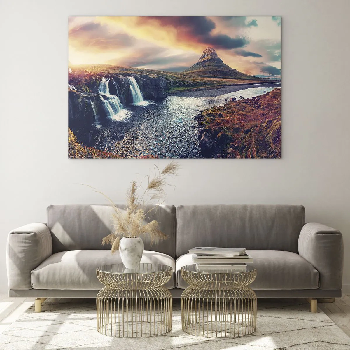 Obraz na skle - Vodopád a hora pri západe slnka v islandskej krajine - 70x50cm - V majestáte prírody - Moderná nástenná dekorácia do obývacej izby a spálne ARTTOR