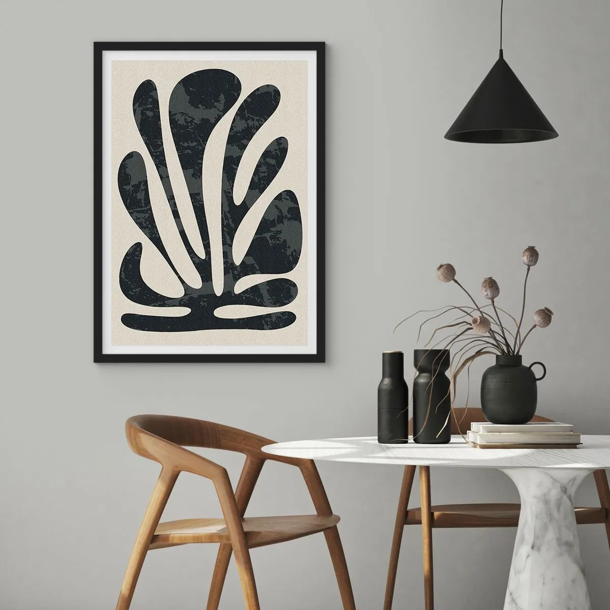 Plagát v čiernom ráme - Abstraktný čierny rastlinný tvar na béžovom pozadí - 50x70cm - Mnohoprstá abstrakcia - Moderná nástenná dekorácia do obývacej izby a spálne ARTTOR
