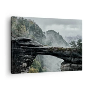 Obraz na plátne - Kamenný oblúk obklopený hmlistými horami a lesom - 70x50cm - Dobrodružstvo práve začína - Moderná nástenná dekorácia do obývacej izby a spálne ARTTOR