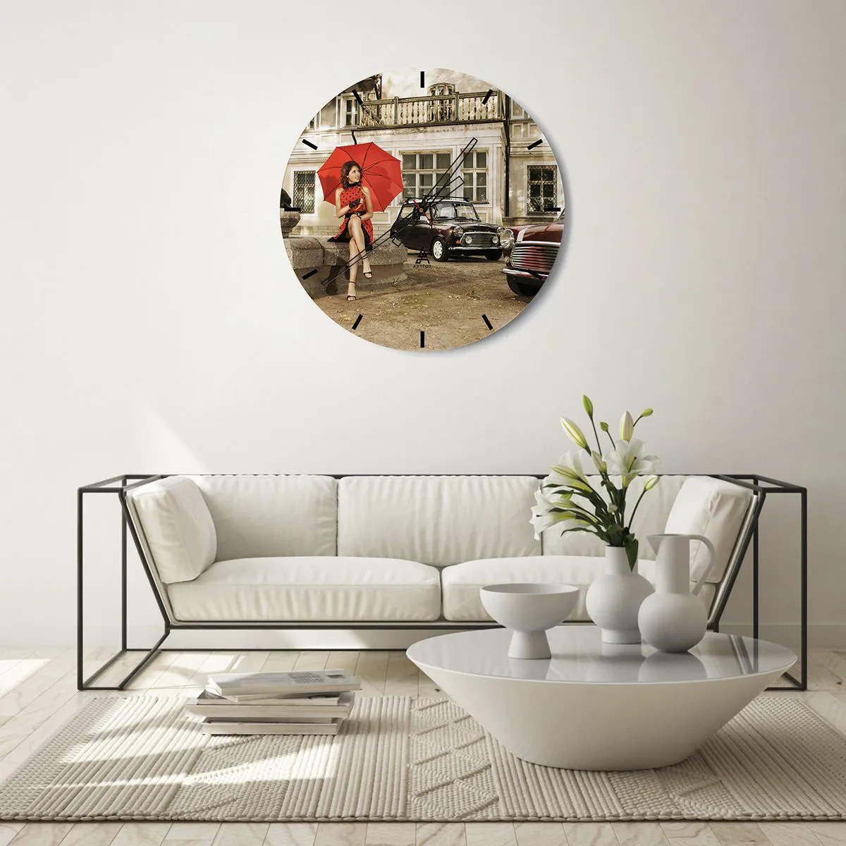 Nástenné hodiny - Žena s červeným dáždnikom pred retro autami. - 30x30cm - Sentimentálne mini cestovanie - Moderná nástenná dekorácia do obývacej izby, kuchyne a spálne ARTTOR
