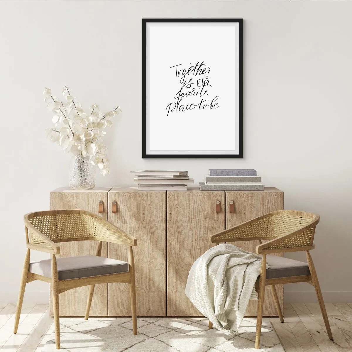 Plagát v čiernom ráme - Citát „Spoločne je naše obľúbené miesto“ na bielom pozadí - 50x70cm - Cítite to tiež? - Moderná nástenná dekorácia do obývacej izby a spálne ARTTOR