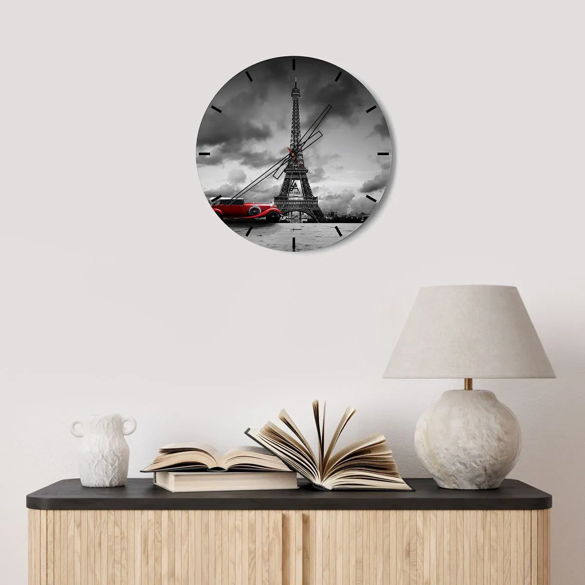 Nástenné hodiny - Eiffelova veža s červeným retro autom - 30x30cm - Nie tak dávno v Paríži - Moderná nástenná dekorácia do obývacej izby, kuchyne a spálne ARTTOR