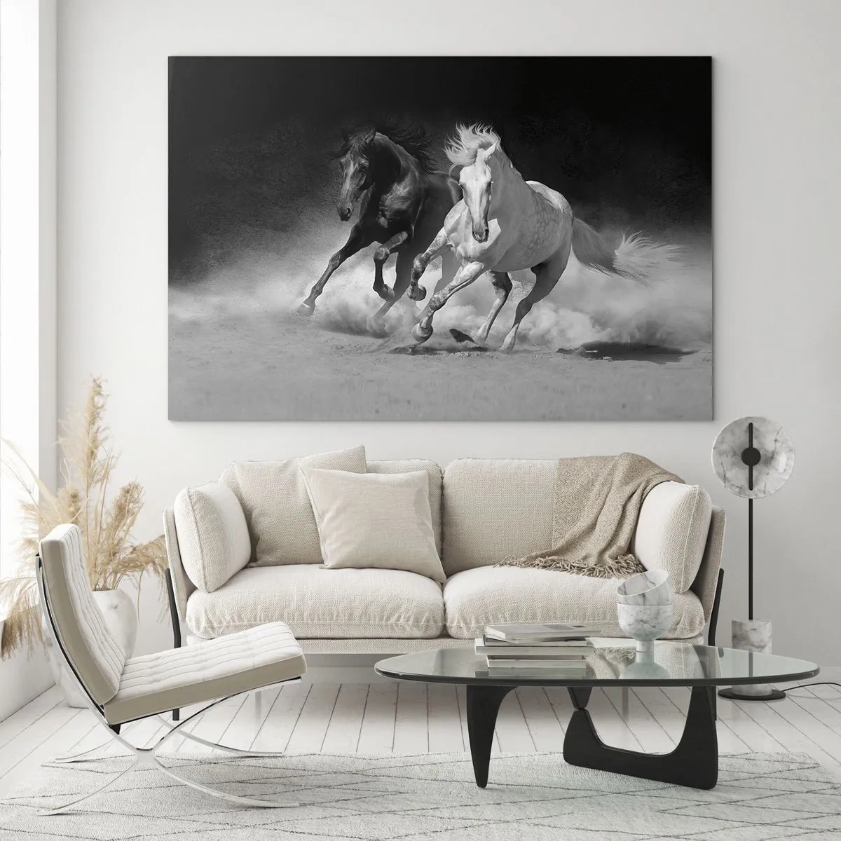 Obraz na skle - Bežiace kone v čiernej a bielej farbe - 70x50cm - Cval slobody - Moderná nástenná dekorácia do obývacej izby a spálne ARTTOR