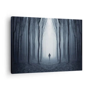 Obraz na plátne - Postava kráčajúca medzi stromami v hmlistom lese - 70x50cm - A všetko jednoduché a jasné - Moderná nástenná dekorácia do obývacej izby a spálne ARTTOR