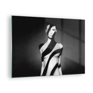 Obraz na skle - Čiernobiely portrét ženy s výraznými tieňmi - 70x50cm - V septembri aj v tieni - Moderná nástenná dekorácia do obývacej izby a spálne ARTTOR