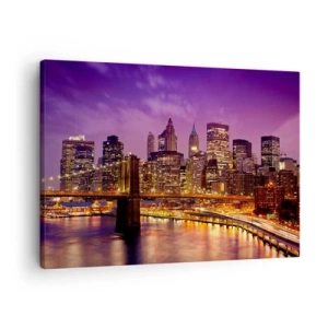 Obraz na plátne - Panoráma mesta s mostom vo večernom svetle proti fialovej oblohe - 70x50cm - Fialovo-zlatý Manhattan - Moderná nástenná dekorácia do obývacej izby a spálne ARTTOR