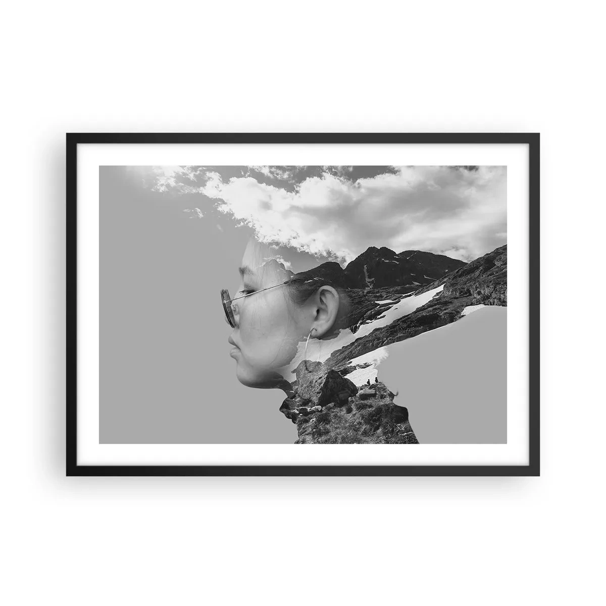 Plagát v čiernom ráme - Povznešený portrét v oblakoch - 70x50 cm