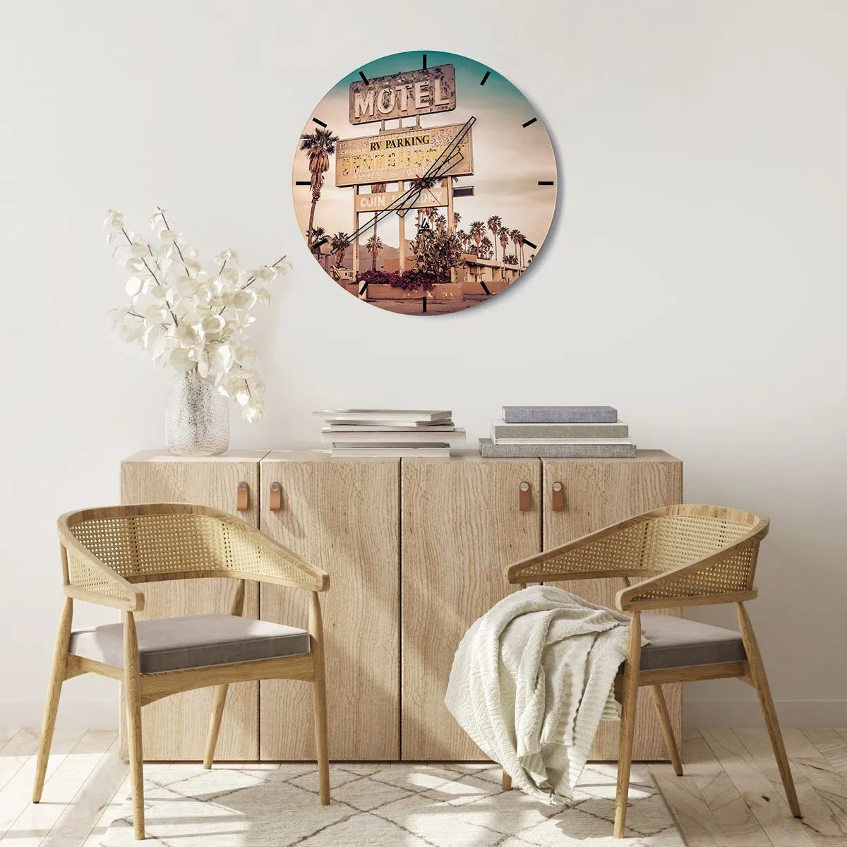 Nástenné hodiny - Retro motelová značka s palmami v pozadí na púštnej ceste - 30x30cm - Tu sa zastavil čas - Moderná nástenná dekorácia do obývacej izby, kuchyne a spálne ARTTOR