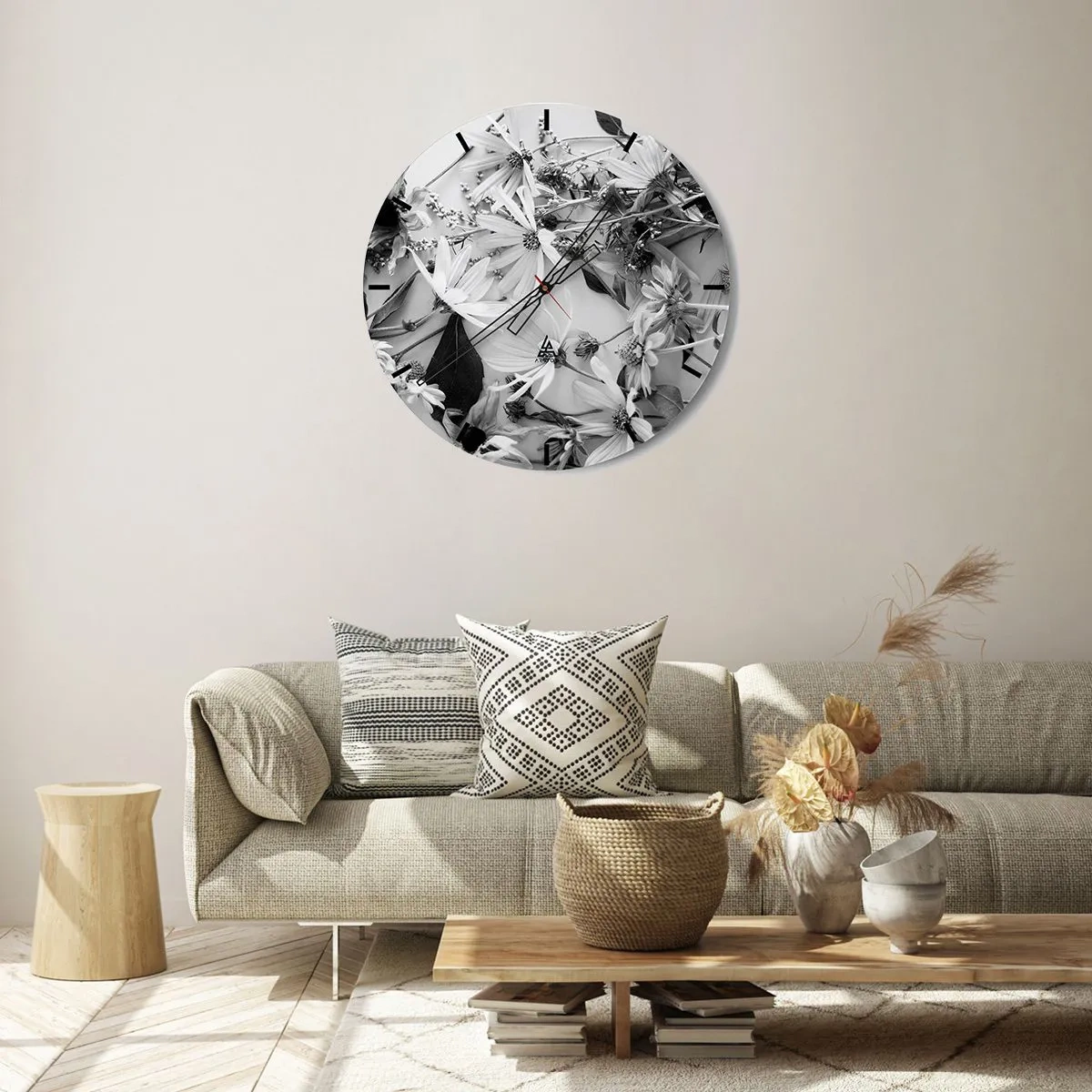 Nástenné hodiny - Čiernobiele kvety roztrúsené na svetlom pozadí v neformálnom aranžmáne - 30x30cm - Kvety bez kytice - Moderná nástenná dekorácia do obývacej izby, kuchyne a spálne ARTTOR