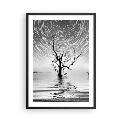 Plagát v čiernom ráme - Hviezda sa víri nad osamelým stromom vo vode - 50x70cm - Symfónia prírody - Moderná nástenná dekorácia do obývacej izby a spálne ARTTOR