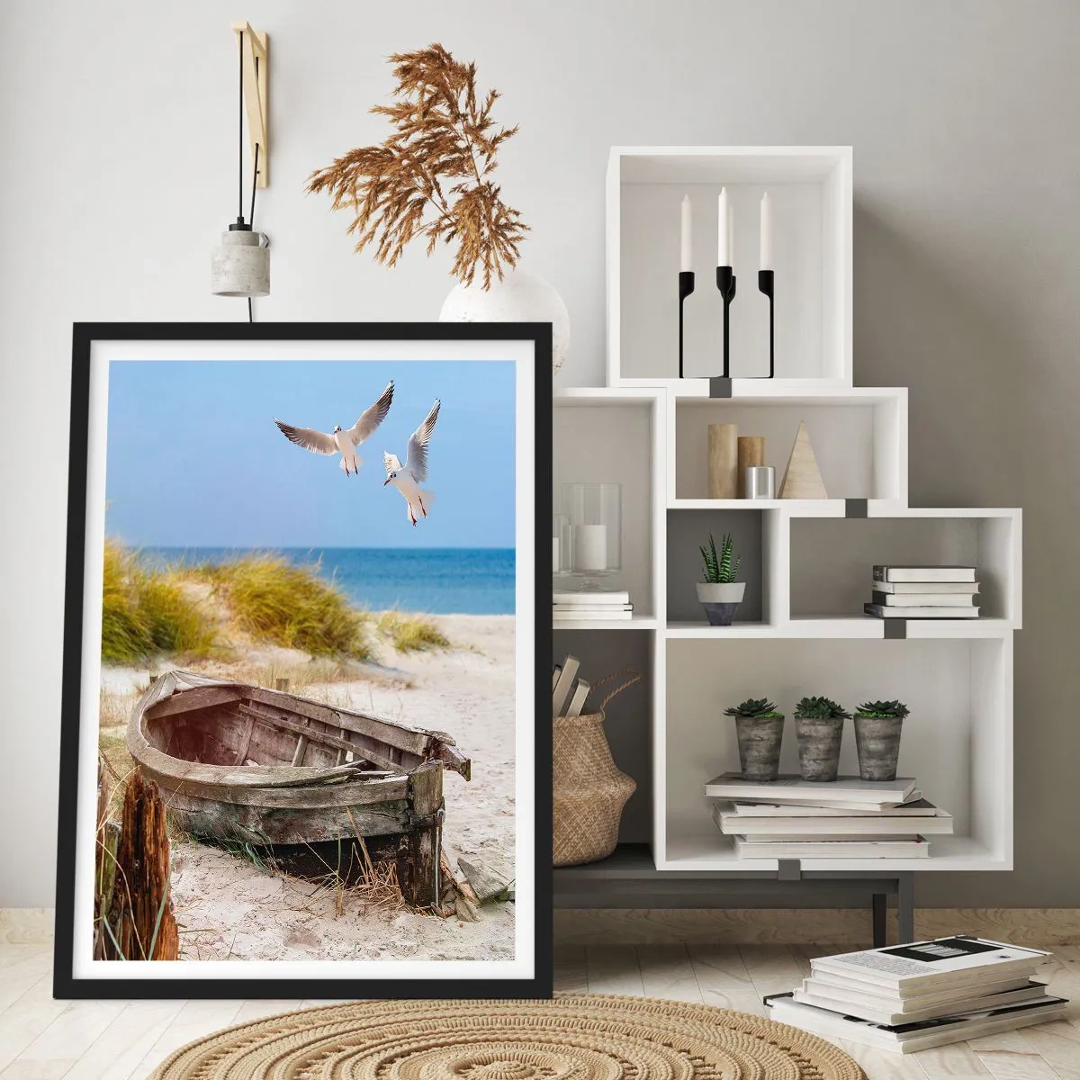 Plagát v čiernom ráme - Stará loď na pláži s čajkami v pozadí - 50x70cm - Vetrom ožiarené - Moderná nástenná dekorácia do obývacej izby a spálne ARTTOR