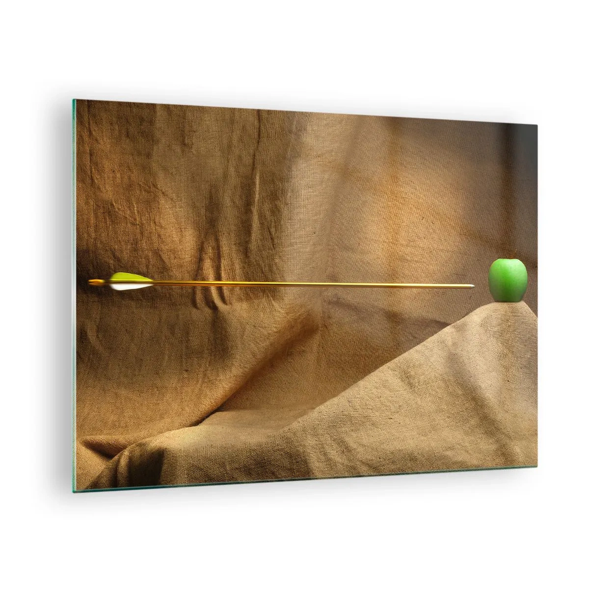 Obraz na skle - Zelené jablko na béžovom pozadí s prepichnutým šípom. - 70x50cm - Privolať ducha Wilhelma Tella - Moderná nástenná dekorácia do obývacej izby a spálne ARTTOR