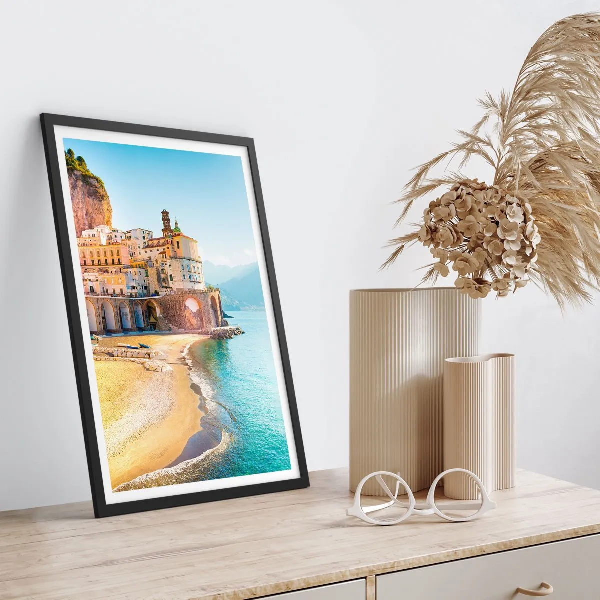 Plagát v čiernom ráme - Malebné talianske mestečko pri mori - 50x70cm - Výnimočné mesto - Moderná nástenná dekorácia do obývacej izby a spálne ARTTOR