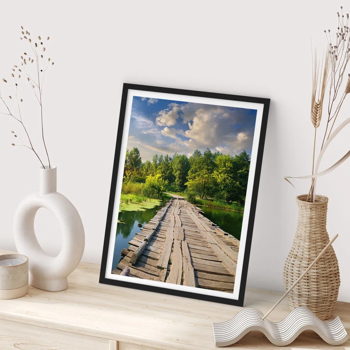 Plagát v čiernom ráme - Drevený most cez rieku obklopený zeleňou - 50x70cm - Leto, leto všade - Moderná nástenná dekorácia do obývacej izby a spálne ARTTOR