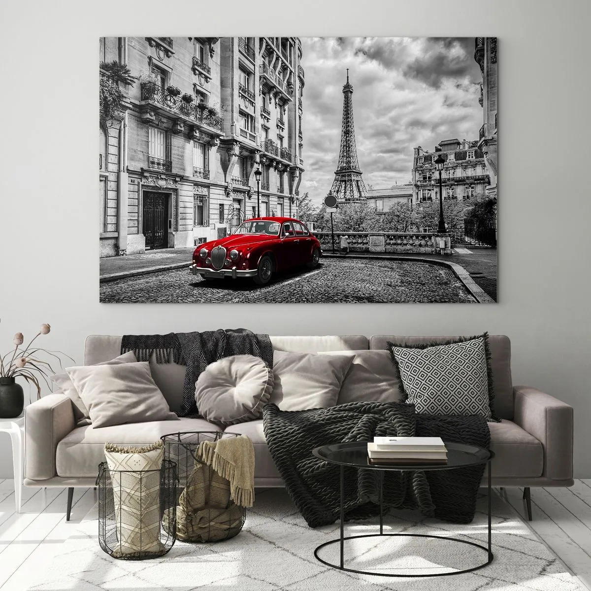 Obraz na skle - Červené auto pred Eiffelovou vežou v čiernobielom Paríži - 70x50cm - Dravec v meste - Moderná nástenná dekorácia do obývacej izby a spálne ARTTOR