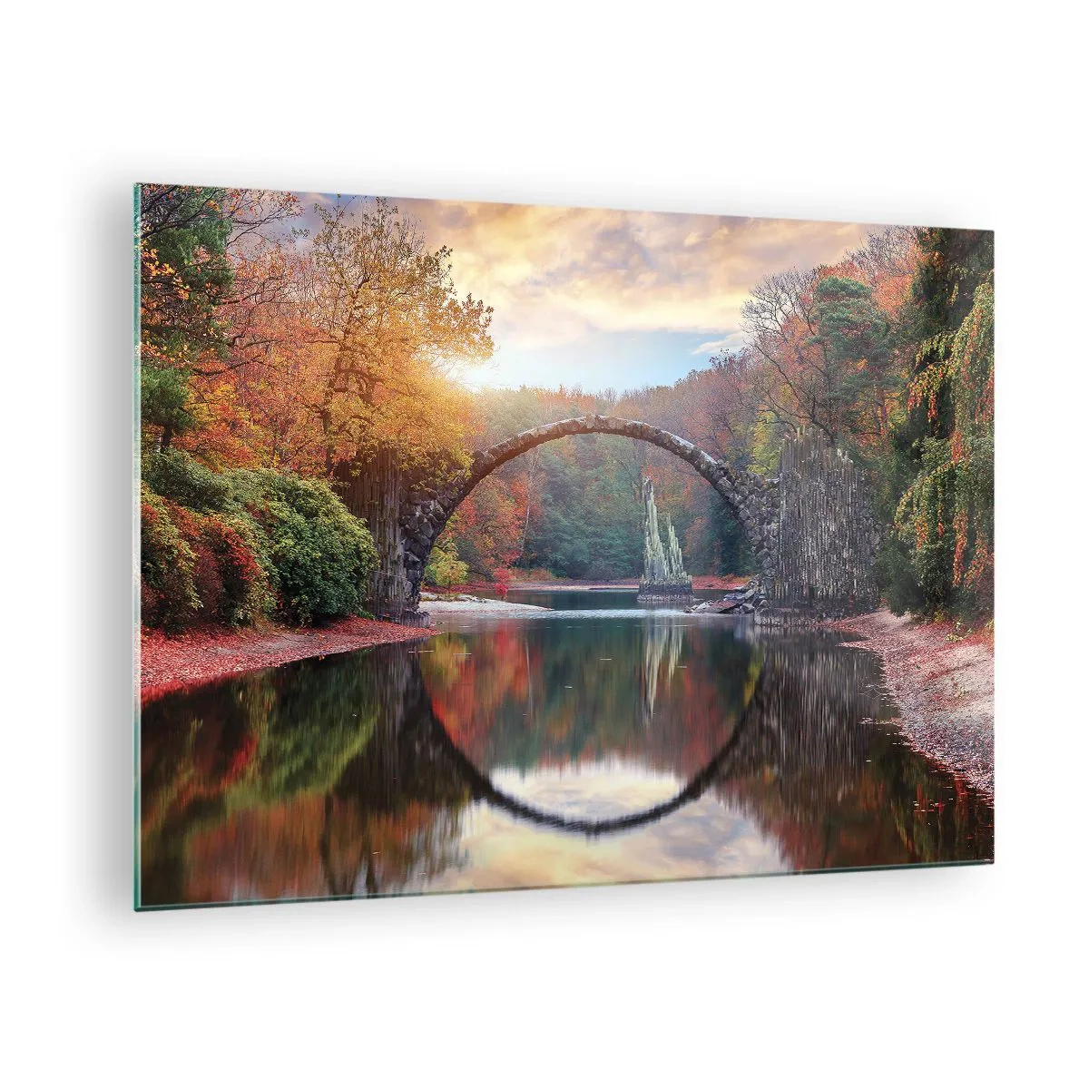 Obraz na skle - Kamenný most odrážajúci sa v jazere uprostred jesenného lesa - 70x50cm - Za zrkadlom - Moderná nástenná dekorácia do obývacej izby a spálne ARTTOR