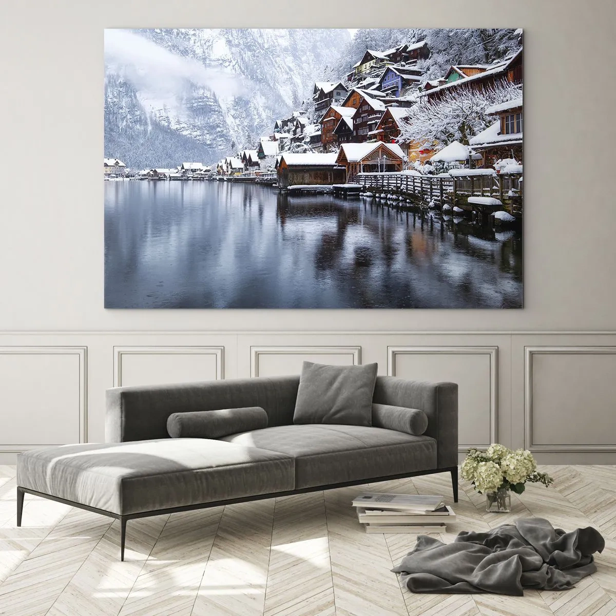 Obraz na skle - Horská dedinka pri jazere, pokrytá snehom v zimnej krajine - 70x50cm - V zimnej dekorácii - Moderná nástenná dekorácia do obývacej izby a spálne ARTTOR