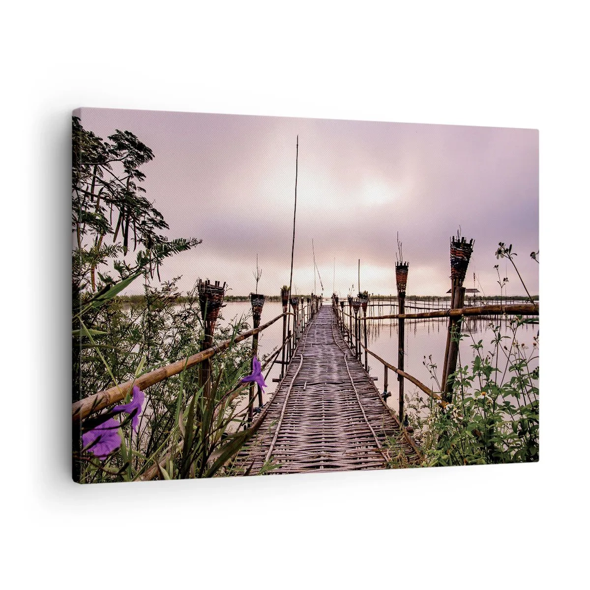 Obraz na plátne - Bambusový most cez vodu za úsvitu - 70x50cm - Pokoj a pohoda Ázie - Moderná nástenná dekorácia do obývacej izby a spálne ARTTOR