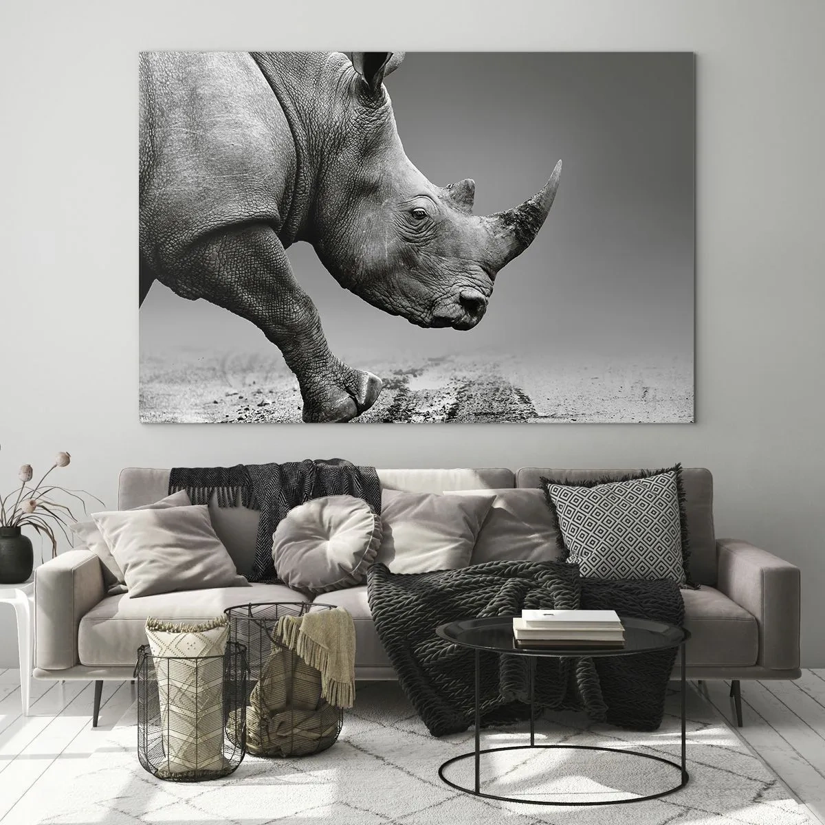 Obraz na skle - Nosorožec v pohybe na sivom pozadí - 70x50cm - Nezastaviteľná sila - Moderná nástenná dekorácia do obývacej izby a spálne ARTTOR