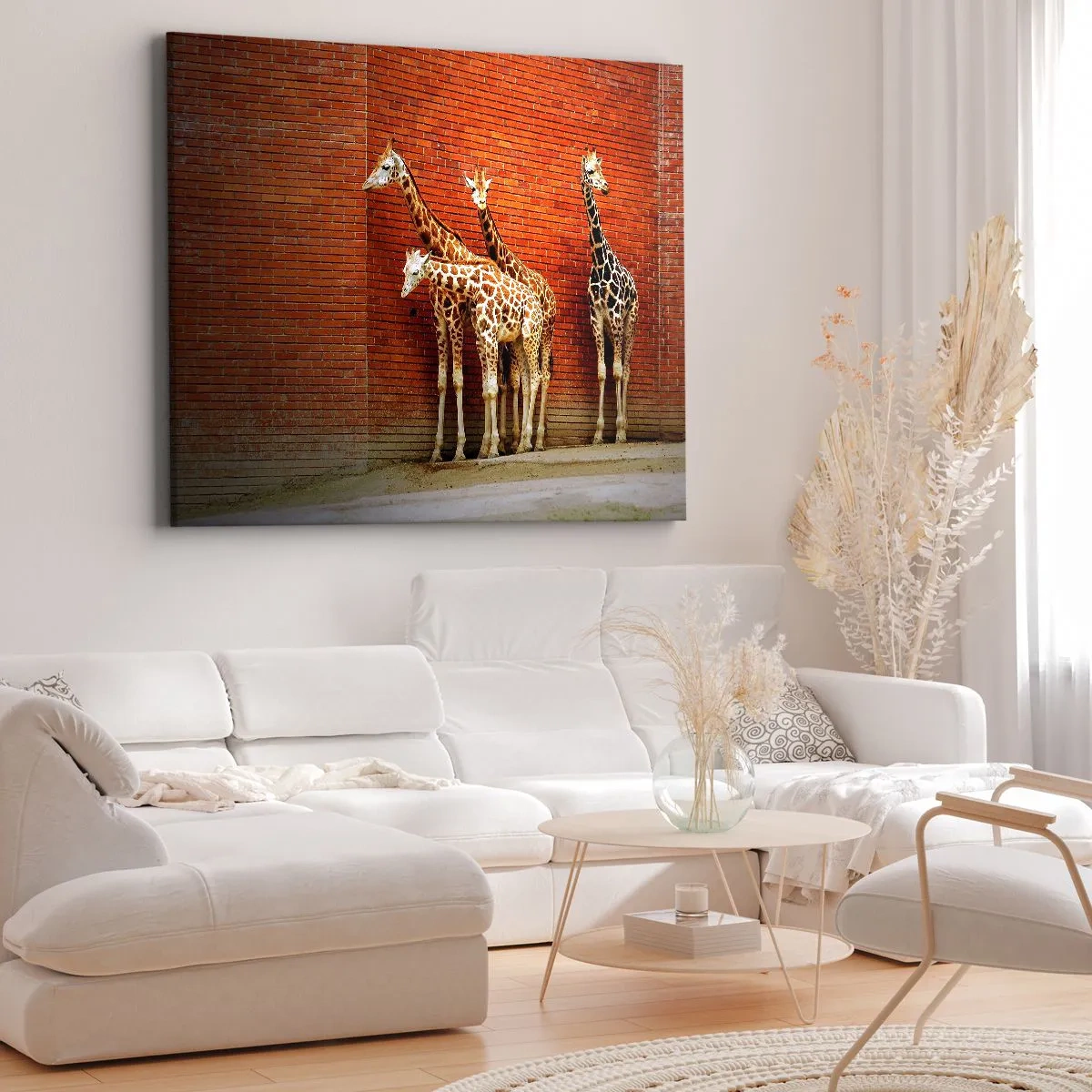 Obraz na plátne - Štyri žirafy oproti tehlovej stene v umeleckom prostredí - 70x50cm - Vidíte nejaký agát? - Moderná nástenná dekorácia do obývacej izby a spálne ARTTOR