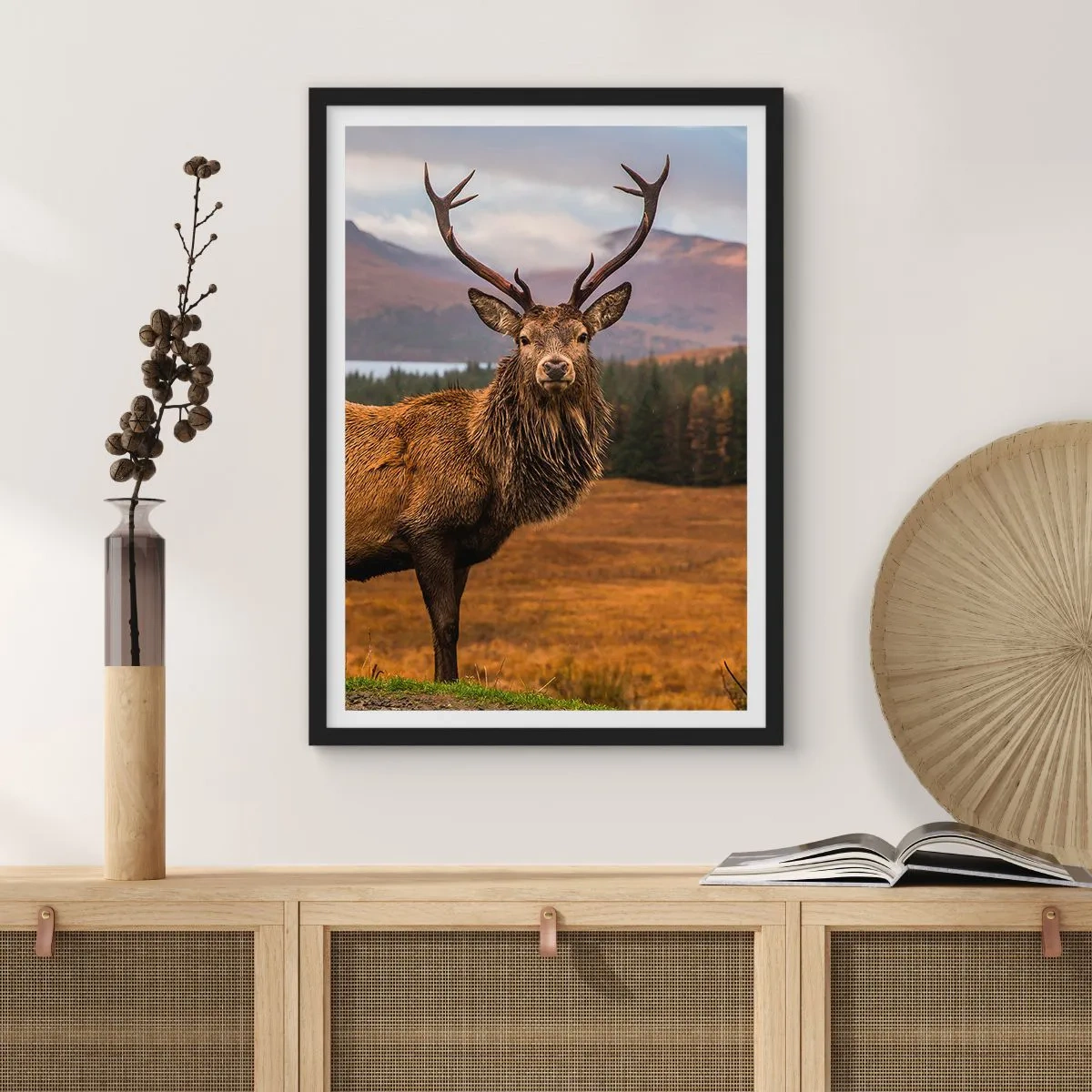 Plagát v čiernom ráme - Fotografia jeleňa na pozadí horskej krajiny - 50x70cm - Majestát prírody - Moderná nástenná dekorácia do obývacej izby a spálne ARTTOR