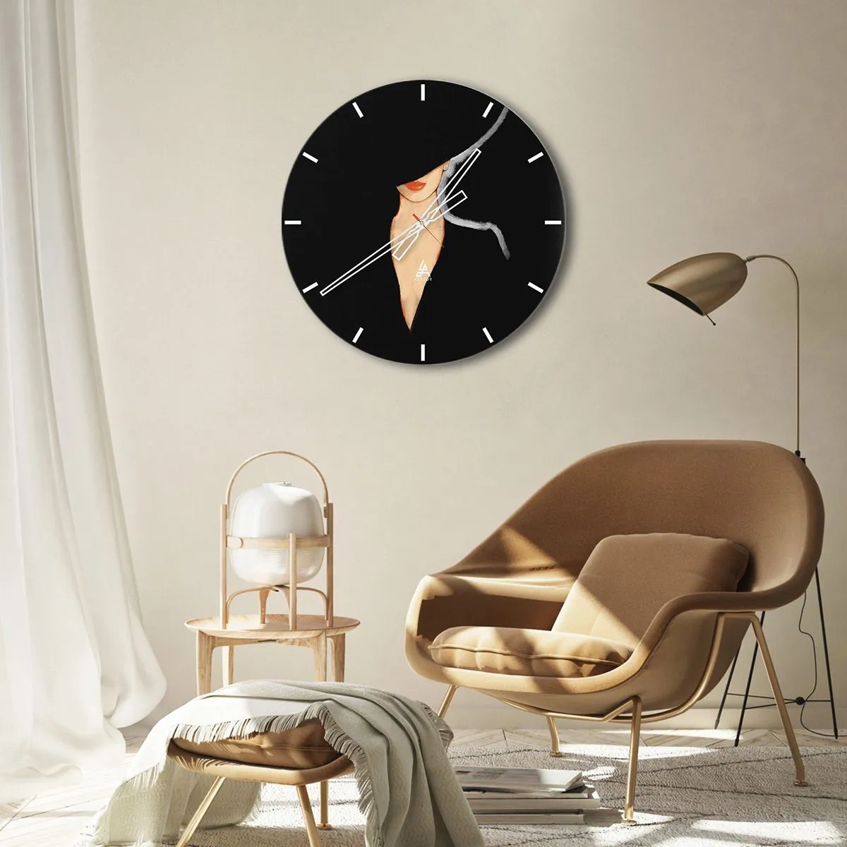 Nástenné hodiny - Portrét ženy v elegantnom klobúku na čiernom pozadí - 30x30cm - Elegancia a štýl - Moderná nástenná dekorácia do obývacej izby, kuchyne a spálne ARTTOR