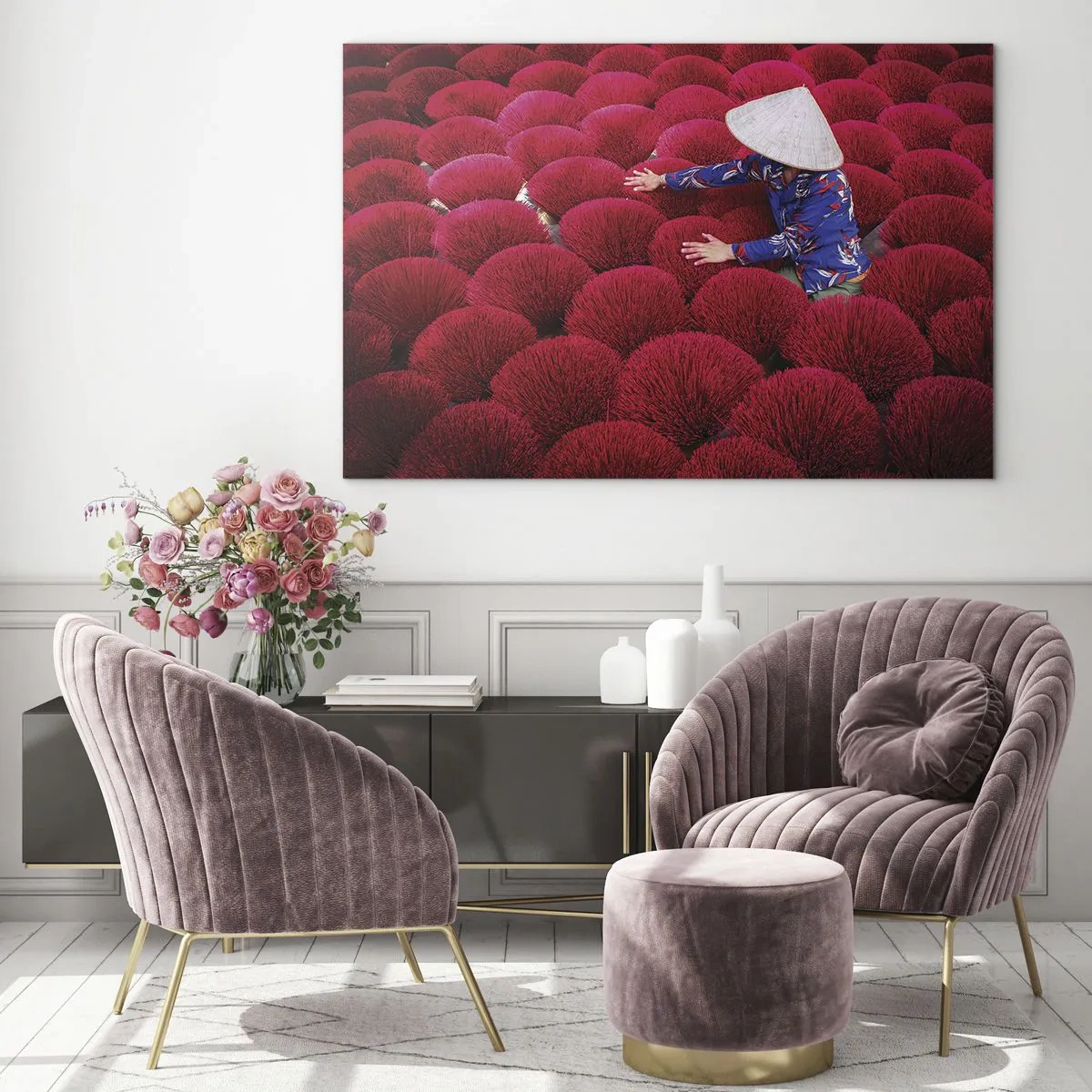 Obraz na skle - Robotník medzi červenými vonnými tyčinkami na vzorovanom pozadí - 70x50cm - Na ryžovom poli - Moderná nástenná dekorácia do obývacej izby a spálne ARTTOR