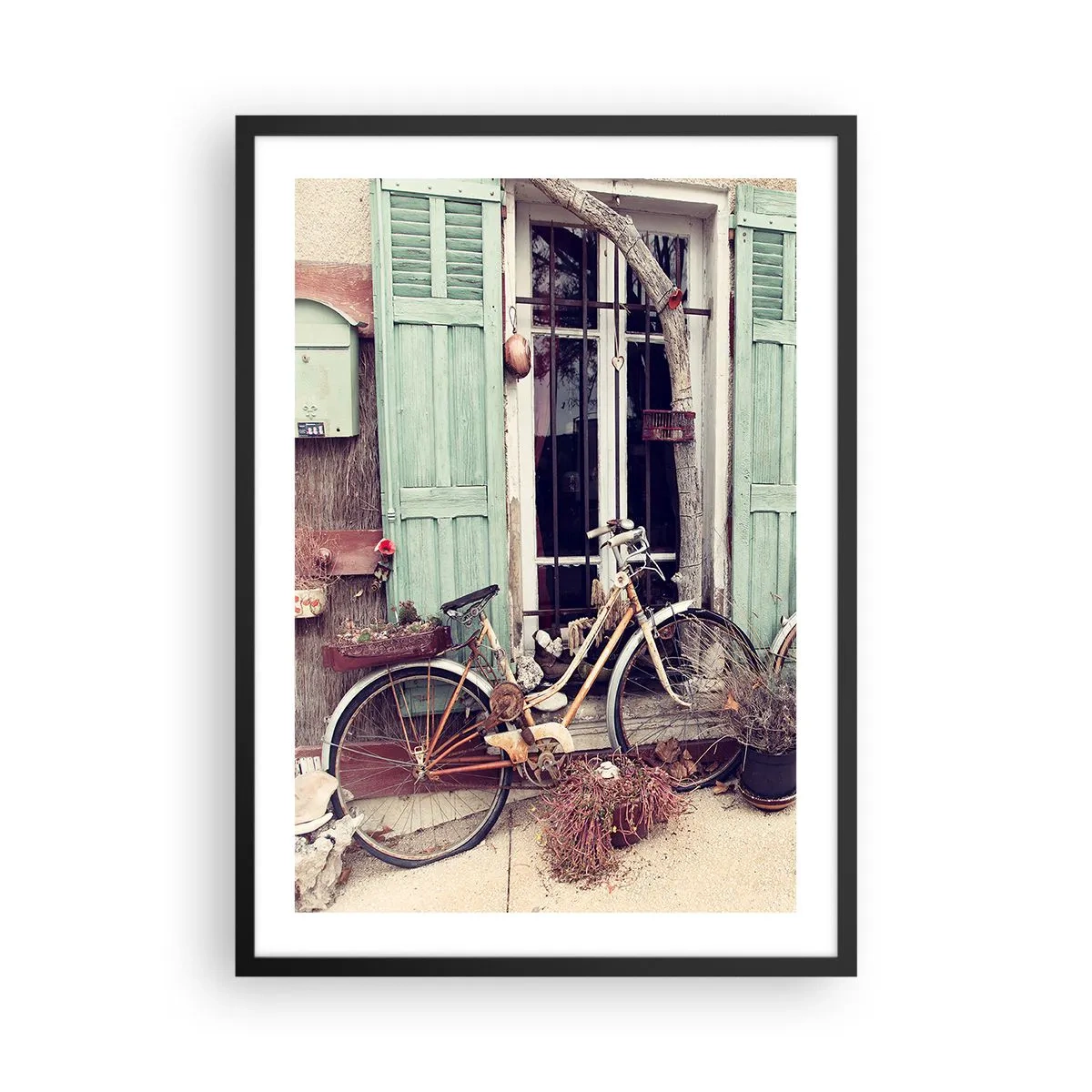 Plagát v čiernom ráme - Starý bicykel pred drevenými zelenými okenicami - 50x70cm - Nech žije provincia - Moderná nástenná dekorácia do obývacej izby a spálne ARTTOR