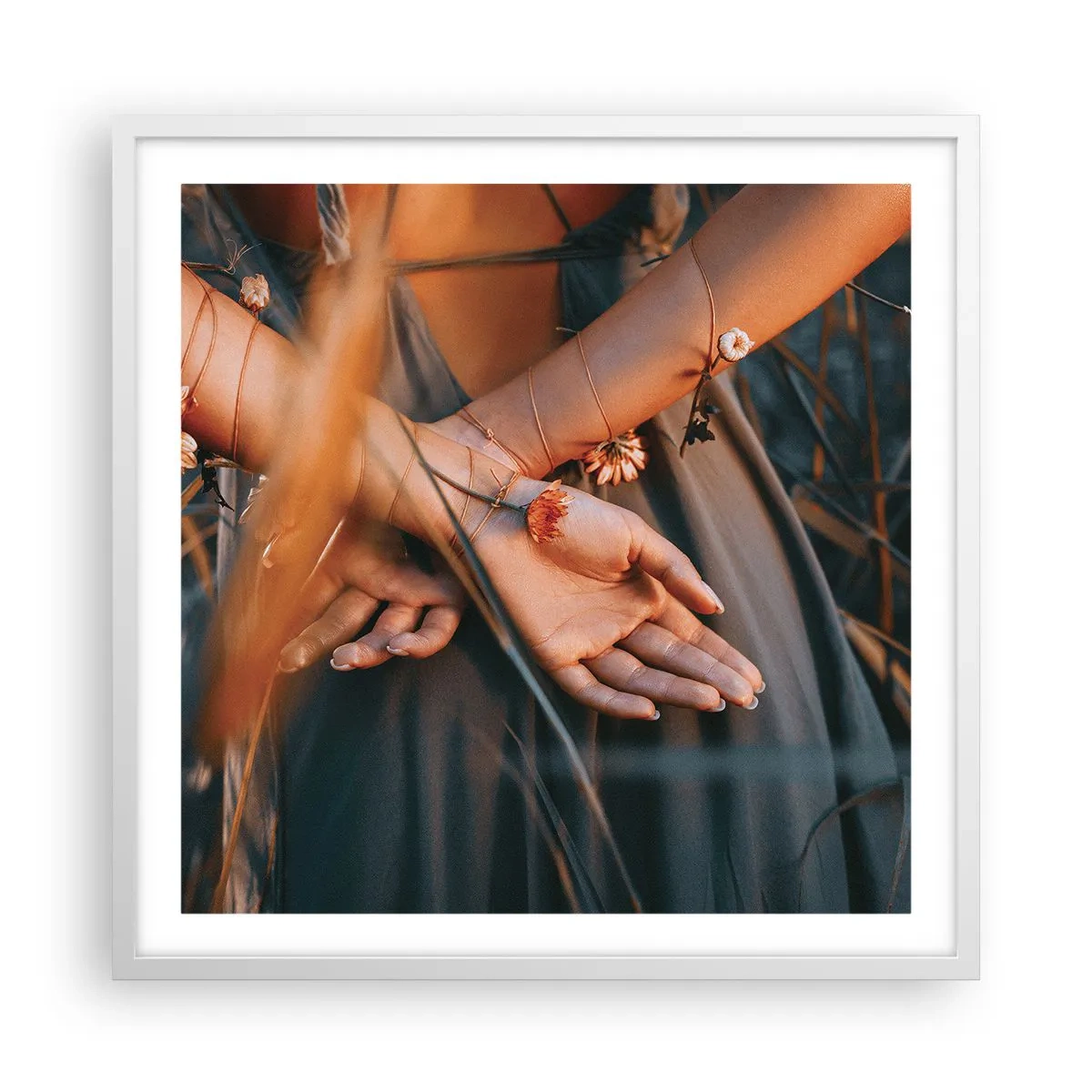 Plagát v bielom ráme - Prepojená s prírodou - 60x60 cm