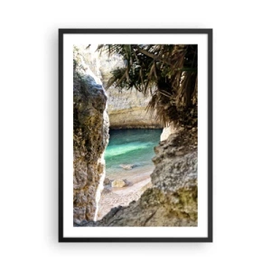 Plagát v čiernom ráme - Pohľad na skrytú pláž cez skalnatú štrbinu - 50x70cm - Tyrkysová zátoka - Moderná nástenná dekorácia do obývacej izby a spálne ARTTOR