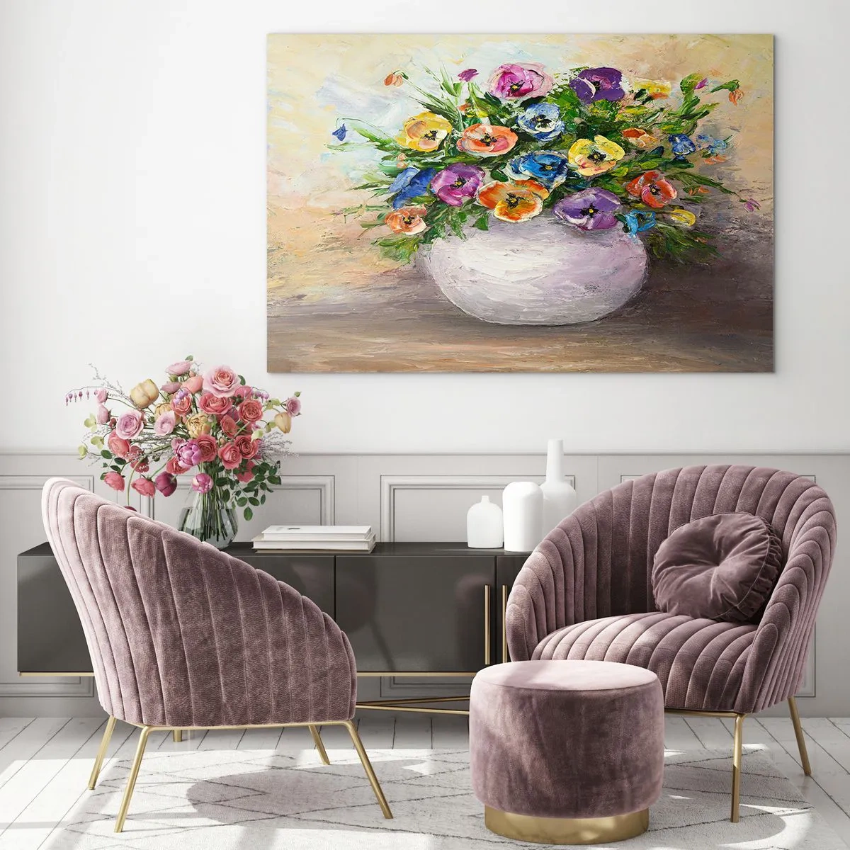 Obraz na skle - Kytica farebných kvetov v bielej váze - 70x50cm - Zátišie s bielou vázou - Moderná nástenná dekorácia do obývacej izby a spálne ARTTOR