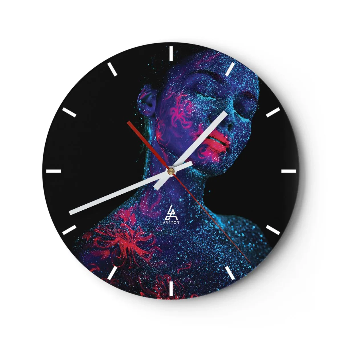 Nástenné hodiny - Portrét ženy s fluorescenčnými maľbami na tvár - 30x30cm - V hviezdnom prachu - Moderná nástenná dekorácia do obývacej izby, kuchyne a spálne ARTTOR