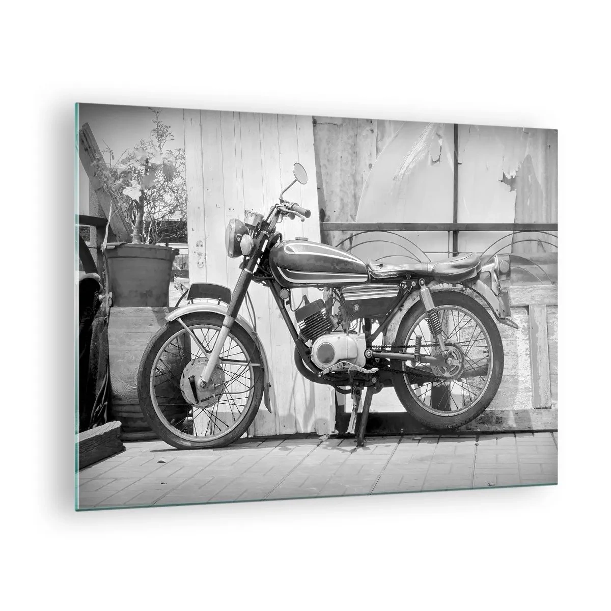 Obraz na skle - Motocykel v retro štýle stojaci pri drevenej stene - 70x50cm - Klasika nadovšetko - Moderná nástenná dekorácia do obývacej izby a spálne ARTTOR