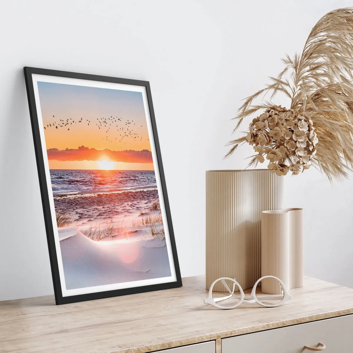 Plagát v čiernom ráme - Západ slnka nad morom s vtákmi na obzore a plážou - 50x70cm - Horizontálna krajina - Moderná nástenná dekorácia do obývacej izby a spálne ARTTOR
