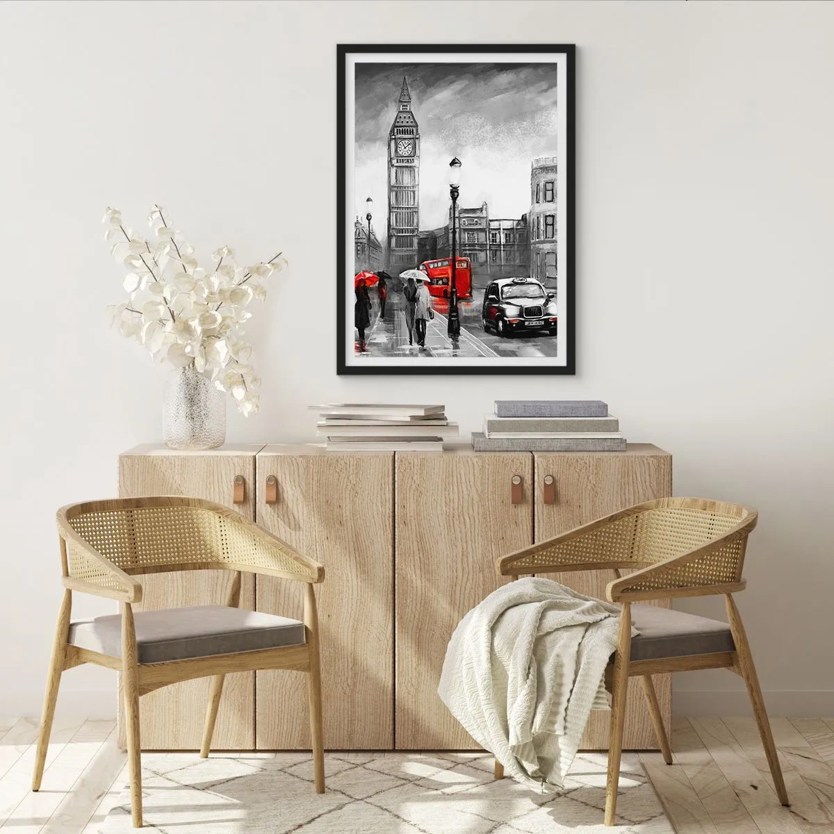 Plagát v čiernom ráme - Big Ben v daždivý deň s červenými akcentmi - 50x70cm - Vôbec nie šedé mesto - Moderná nástenná dekorácia do obývacej izby a spálne ARTTOR
