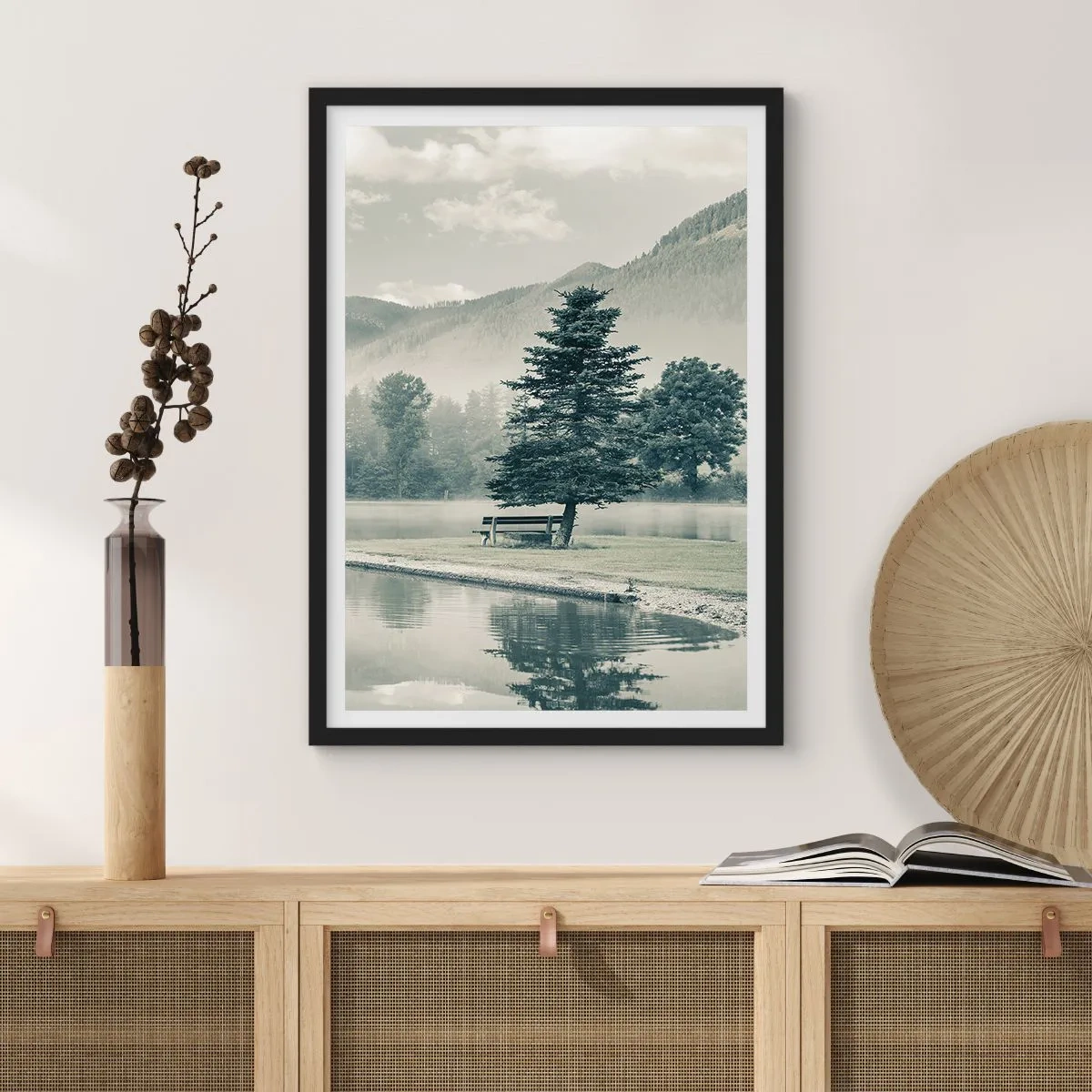 Plagát v čiernom ráme - Lavička pod stromom pri jazere s horským pozadím - 50x70cm - Jazero ešte spí - Moderná nástenná dekorácia do obývacej izby a spálne ARTTOR
