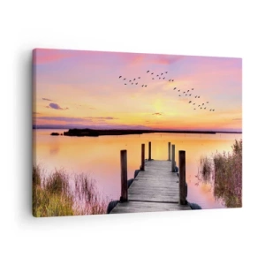 Obraz na plátne - Mólo na jazere pri západe slnka s vtákmi na oblohe - 70x50cm - Fialové tiché svitanie - Moderná nástenná dekorácia do obývacej izby a spálne ARTTOR