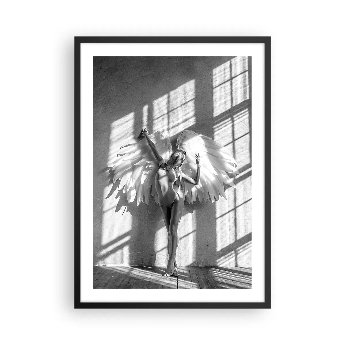 Plagát v čiernom ráme - Čiernobiela fotografia ženy s anjelskými krídlami - 50x70cm - Priamo z neba - Moderná nástenná dekorácia do obývacej izby a spálne ARTTOR