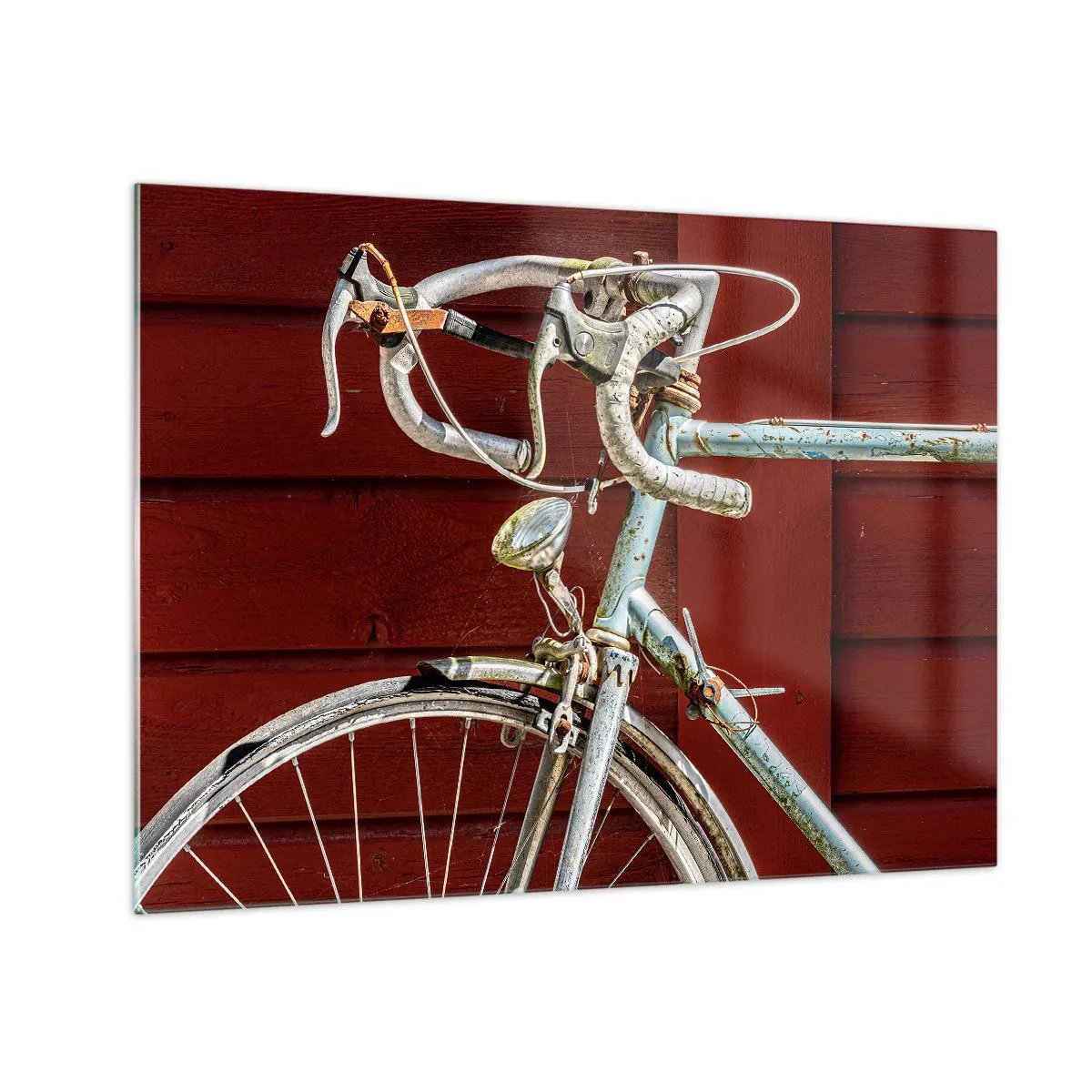 Obraz na skle - Starý cestný bicykel zo 70. rokov 20. storočia oproti červenej drevenej stene - 70x50cm - Stvorený pre víťazstvo - Moderná nástenná dekorácia do obývacej izby a spálne ARTTOR