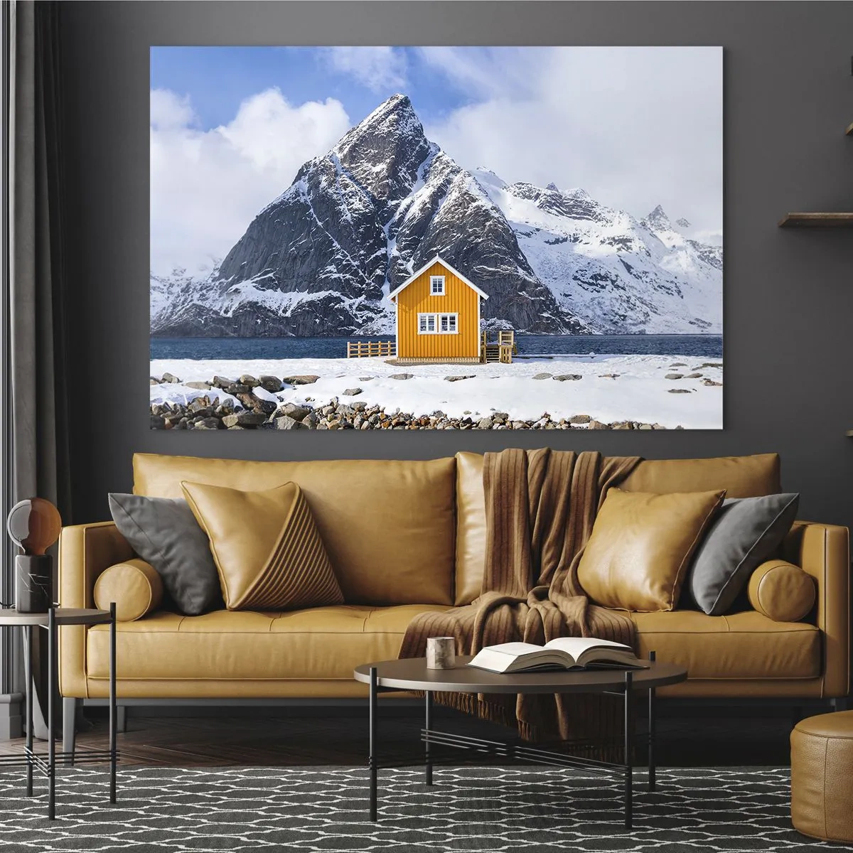 Obraz na skle - Žltá chata na fjorde so zasneženými horami v pozadí - 70x50cm - Škandinávska dovolenka - Moderná nástenná dekorácia do obývacej izby a spálne ARTTOR