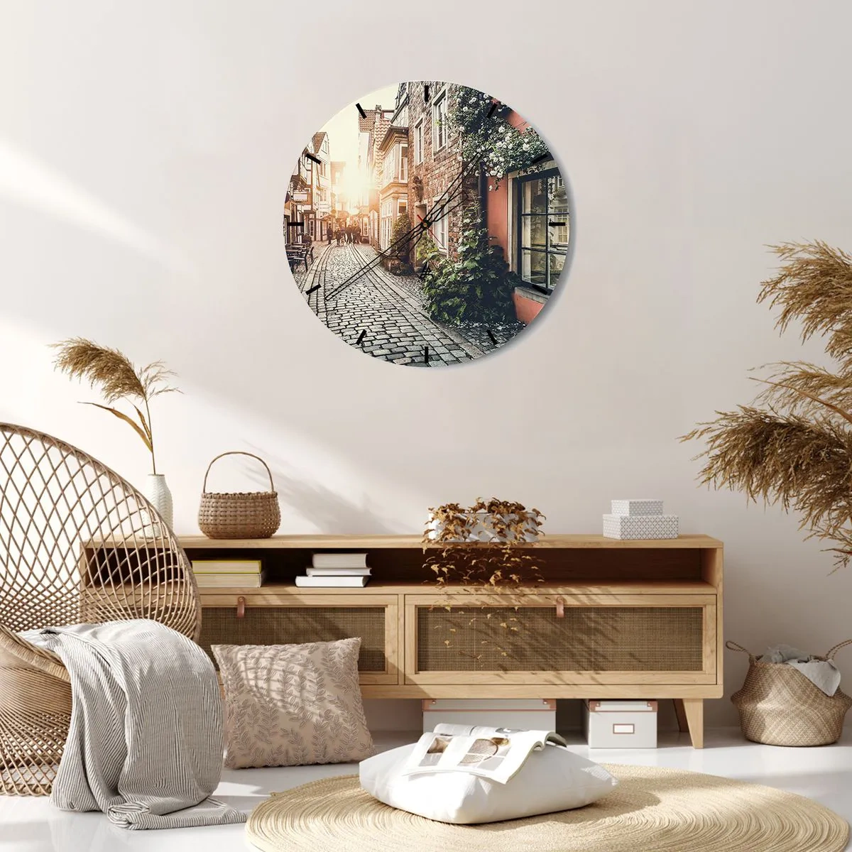 Nástenné hodiny - Malebná ulica s činžiakovou vežou a ružami v západe slnka - 30x30cm - Ružová ulička v ružovej žiare - Moderná nástenná dekorácia do obývacej izby, kuchyne a spálne ARTTOR