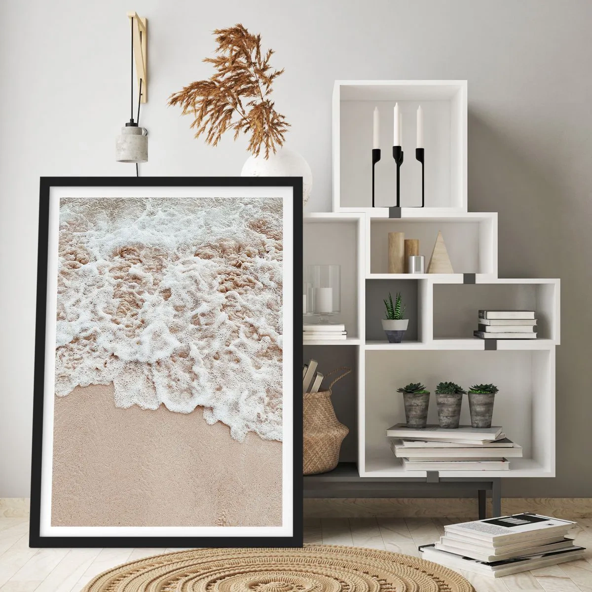 Plagát v čiernom ráme - Jemné vlny narážajúce na piesok pláže - 50x70cm - Hneď sa vrátim - Moderná nástenná dekorácia do obývacej izby a spálne ARTTOR