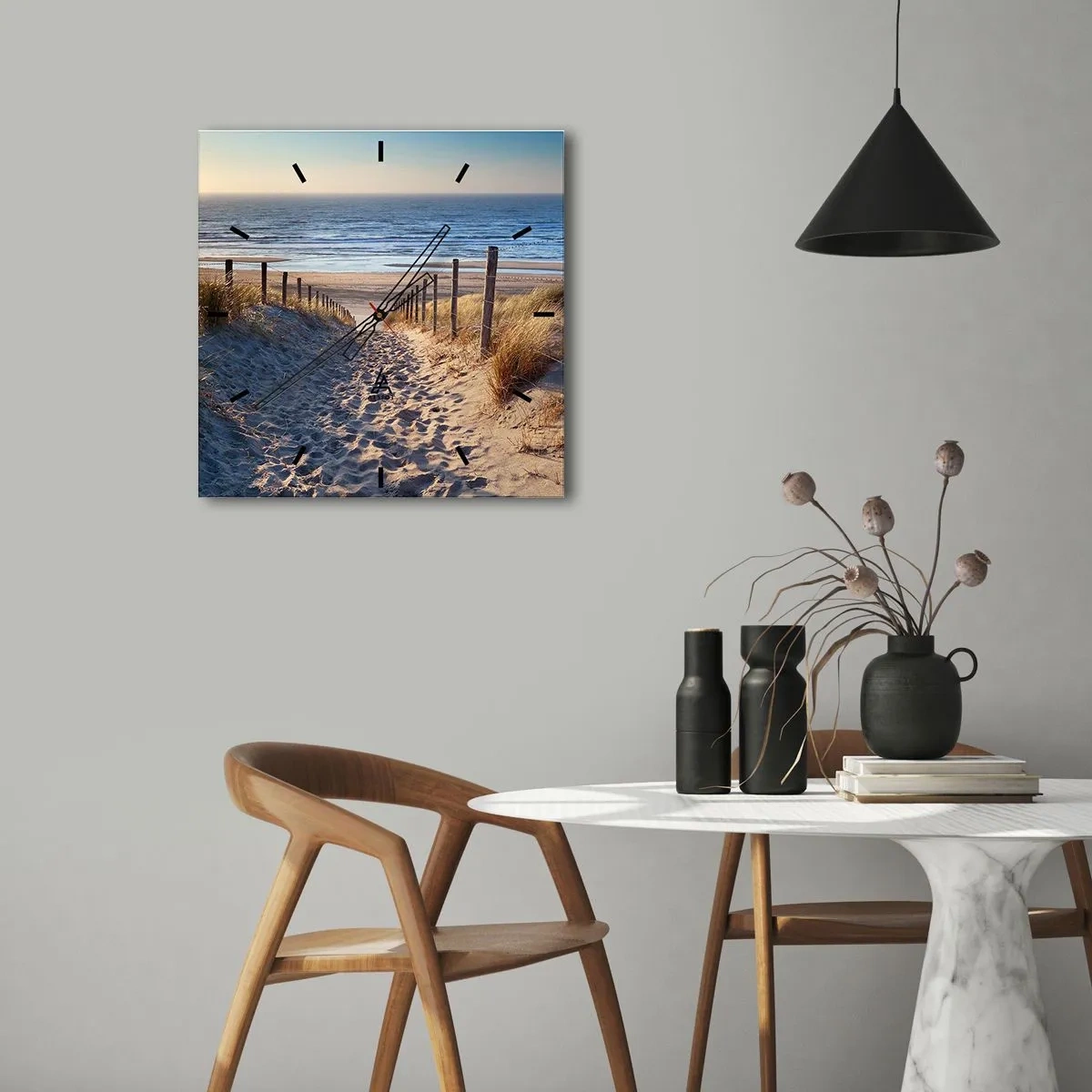 Nástenné hodiny - Šumenie mora, spev vtákov, divoká pláž uprostred trávy… - 40x40 cm