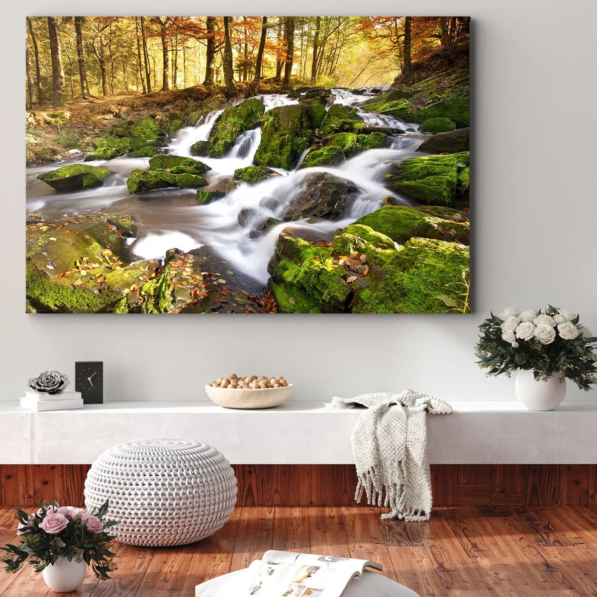 Obraz na plátne - Zalesnená krajina s vodopádom obklopeným machom - 70x50cm - Chvatom jesenným lesom - Moderná nástenná dekorácia do obývacej izby a spálne ARTTOR