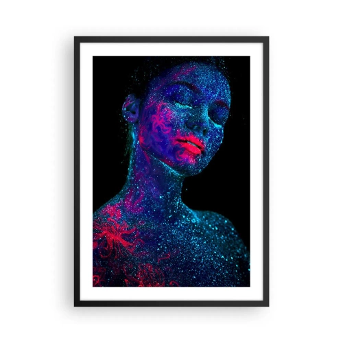 Plagát v čiernom ráme - Žena pokrytá fluorescenčným peľom pod UV svetlom. - 50x70cm - V hviezdnom prachu - Moderná nástenná dekorácia do obývacej izby a spálne ARTTOR