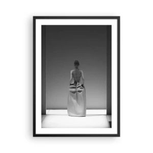 Plagát v čiernom ráme - Minimalistická čiernobiela fotografia ženy na móle. - 50x70cm - Rafinovaná jednoduchosť - Moderná nástenná dekorácia do obývacej izby a spálne ARTTOR